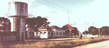 Aspecto de Quimbele, vendo-se o dep�sito da �gua, a escola prim�ria, a messe de oficiais e o edif�cio do comando. Angola, 1973.