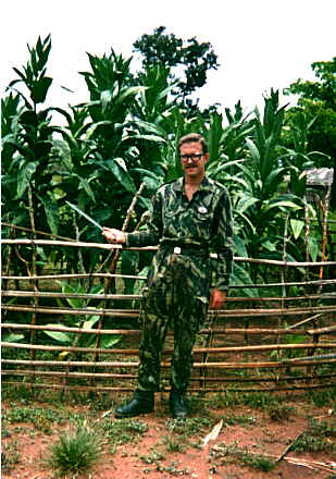 Na sanzala de Macuma, em Angola. (1973), junto a uma planta��o de tabaco.