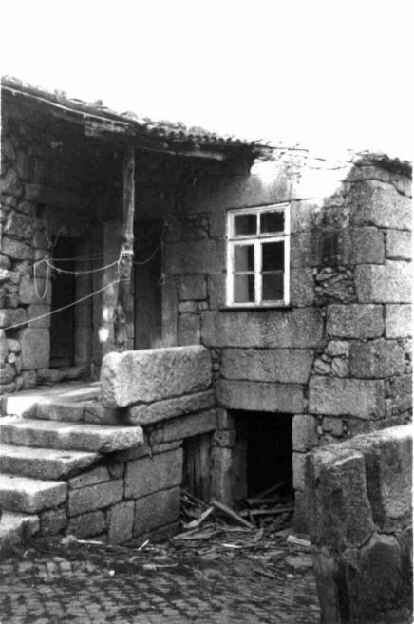 Casa t�pica da Beira Alta - S. Paio - constru��o em granito, cobertura em telha de canudo, balc�o com alpendre e loja para os animais