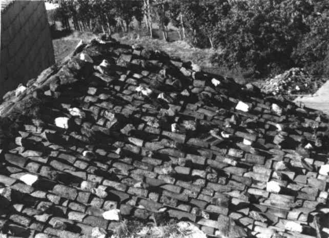 Cobertura em telha de canudo, seguro com pequenos calhaus de granito