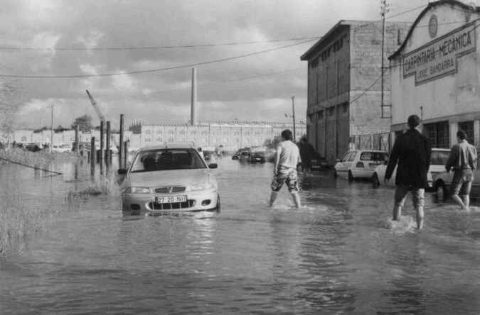 Ao fundo, espreitando o espergui�ar da velha ria, a requalifica��o da velha f�brica Campos em Aveiro, uma boa  ideia do que se faz em Portugal pelo patrim�nio industrial