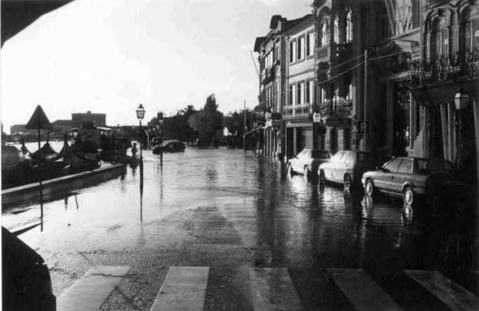 O Rossio de Aveiro no que tem de mais caracteristico: a ria ( a transbordar!), moliceiros e edif�cios de Arte Nova