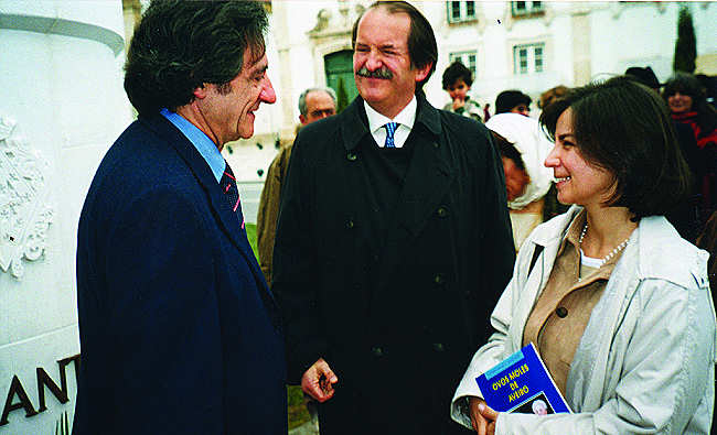 O Artista com D. Duarte Nuno e sua esposa, D. Isabel Herédia - 2002 - pág. 46