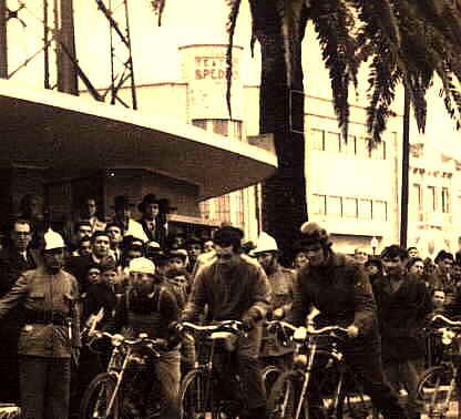 Corrida de motorizadas realizada em Espinho na década de 1950. Ao fundo, o edifício do cinema S. Pedro.