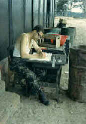 Dando not�cias, no Alto Zaza (Sector de U�je-Nordeste de Angola) em Janeiro de 1973.