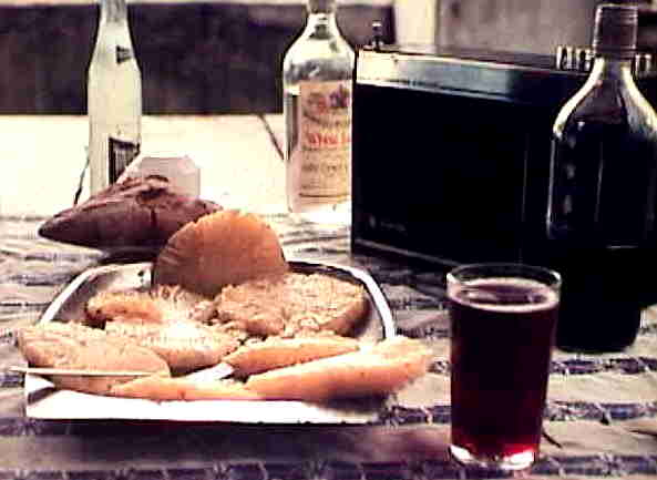 Fruta, bebidas e r�dio para ouvir m�sica.