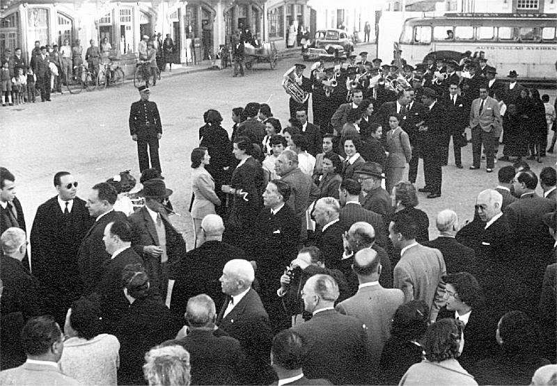 Na esta��o dos caminhos-de-ferro, em 1952.