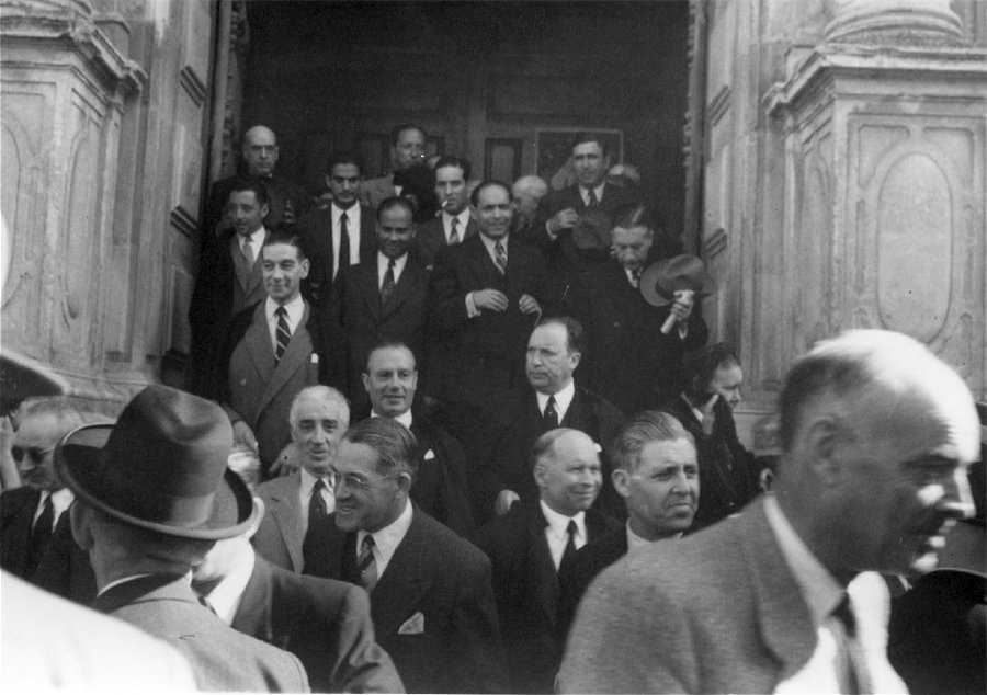 � sa�da da missa na Igreja da Miseric�rdia, em 1952(?).