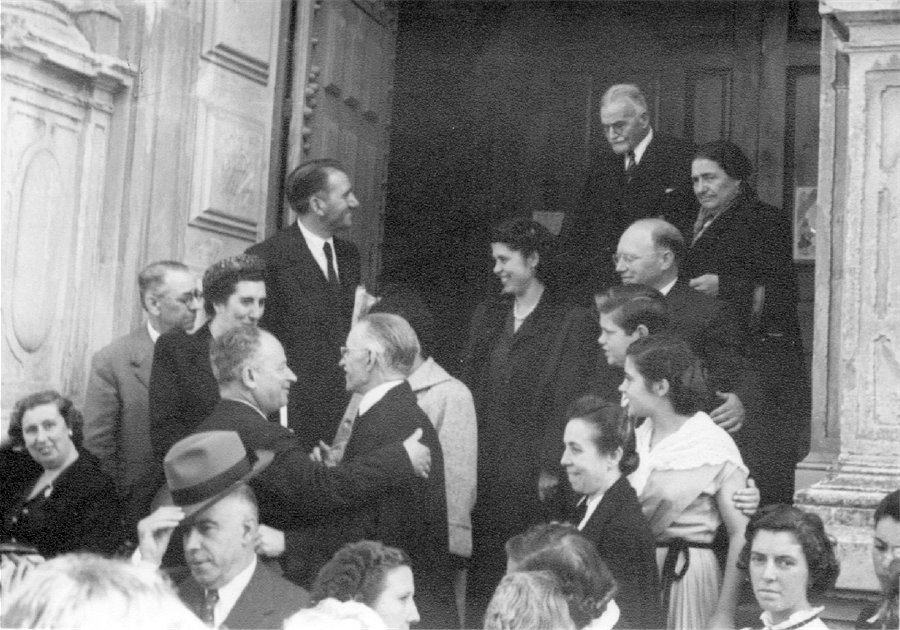 � sa�da da missa na Igreja da Miseric�rdia, em 1952. Ao centro, o Dr. Jos� Pereira Tavares.