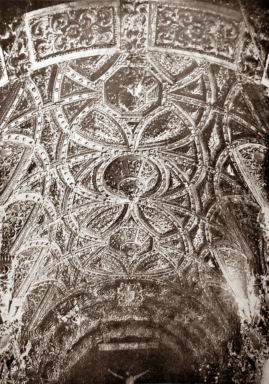 Magn�fico tecto, em talha dourada, da Igreja do convento de Jesus, no Museu de Aveiro