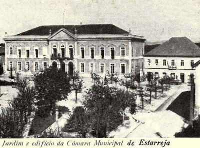 Jardim e edifício da Câmara Municipal de Estarreja