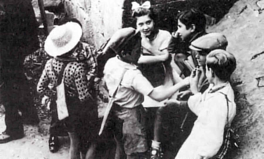 Imagem do filme Aniki-Bóbó - Clicar para ampliar.