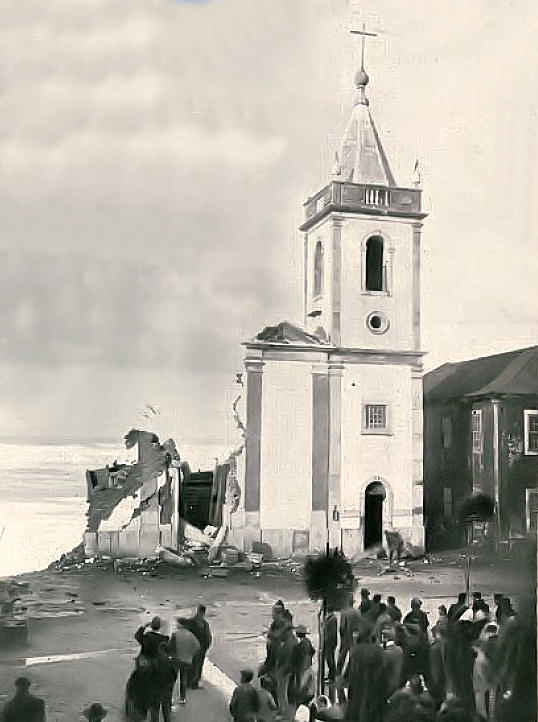 Igreja de Espinho a ser destruída pelo mar. Clicar para ampliar.