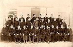 Turma do 5º Ano do Liceu de Aveiro em 1908, vendo-se, na fila superior, José Pereira Tavares, o 4º a contar da esquerda, em pose de perfil. (Foto cedida por D. Maria Virgínia)