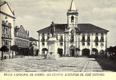 Pra�a municipal de Aveiro - Ao centro a est�tua de Jos� Est�v�o.