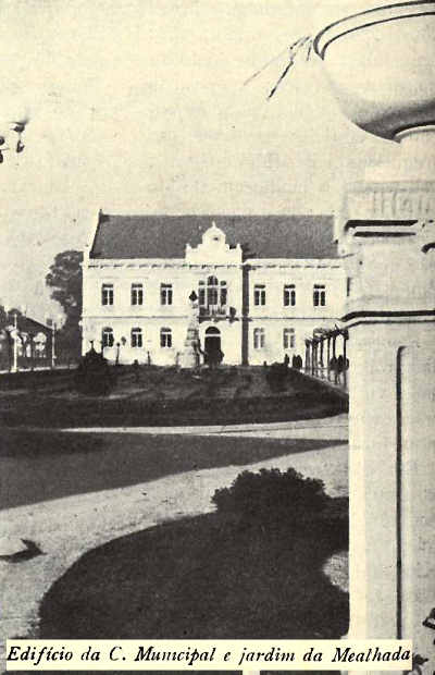 Edif�cio da C�mara Municipal e Jardim da Mealhada