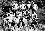 Da esq. para a dt�. 1� plano: Levino, Rodrigues, Freitas, Rom�o; 2� plano: Z�-Maria, Alg�s, Silva (mec�nico), Veloso, Neves; 3� plano: F�lix, Quinta, M�rio (Padeiro), Salgado Cozinheiro).