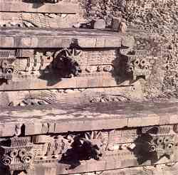 Pormenor da fachada em escadaria do tempo da Pir�mide da Serpente Emplumada.