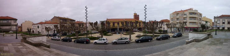 Praça vista do adro da Igreja Matriz. Clicar para ampliar.