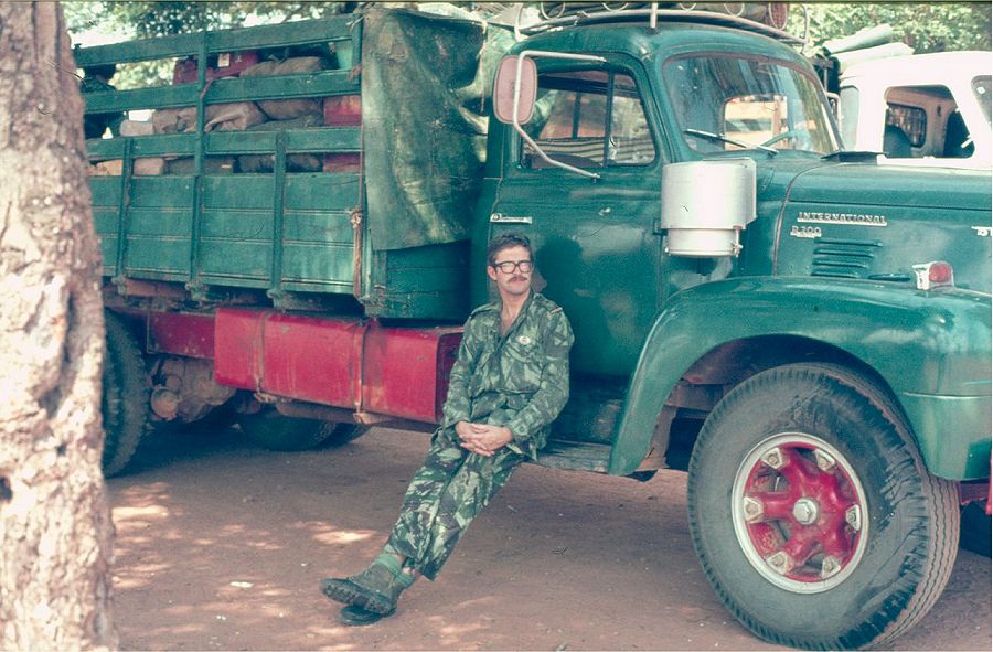 Alferes Oliveira na coluna de regresso a Portugal, na passagem por Malanje.