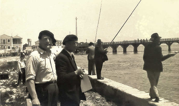 Américo Carvalho da Silva no triângulo do Forte da Barra. Fotografia em formato postal. Clicar para ampliar.