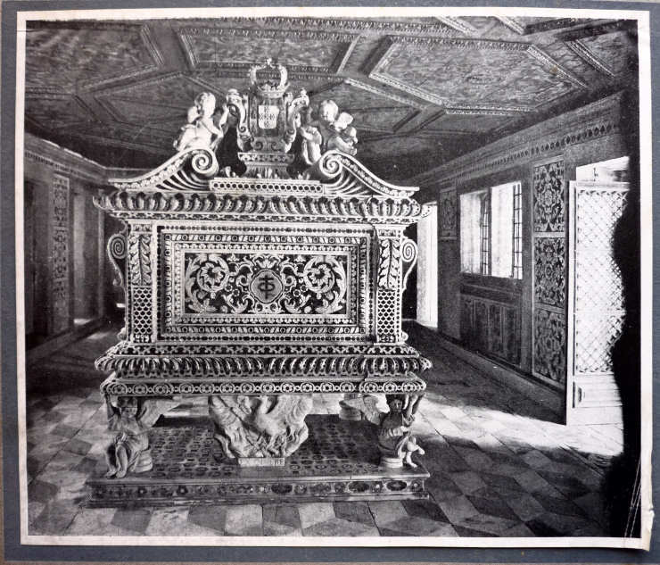 T�mulo de m�rmore onde repousam os restos mortais de Santa Joana. Museu de Aveiro