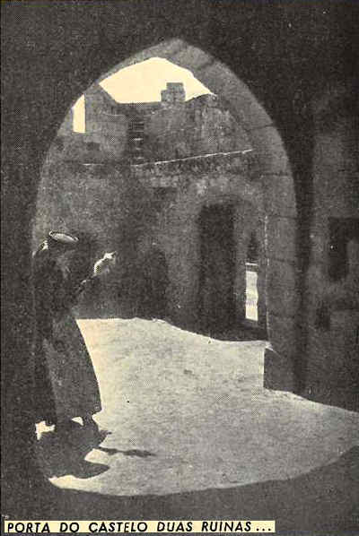 Porta do castelo de Vila da Feira: duas ru�nas