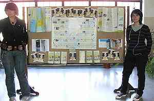 Ao lado do placard, Mari e T�nia, alunas do 11� K, por quem foi feita a decora��o.