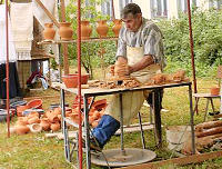 Oleiro a trabalhar na roda dando ao barro as formas que nos são familiares. Actividade demonstrada no dia da Escola Secª José Estêvão, em Maio de 2007.