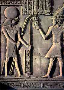 O deus-Sol � representado com a cabe�a de falc�o e um disco solar na cabe�a.