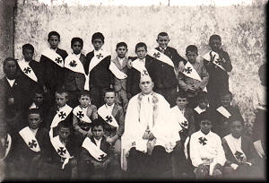 Padre Henrique e Cruzada Eucarística em 1938. Clicar para ampliar.