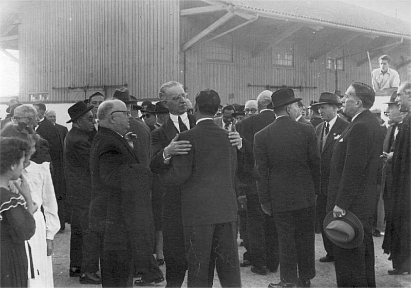 Na esta��o dos caminhos-de-ferro, em 1952. Ao centro, o Dr. Jos� Pereira Tavares a abra�ar um elemento que se encontra de costas.