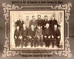 Grupo de Mordomos de 1904. (Imagem com a moldura em cart�o - Foto de D. Maria Virg�nia)