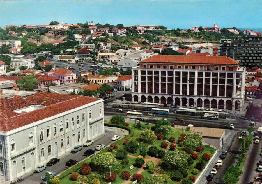 N.� 15 - LUANDA - Largo do Almirante Batista de Andrade (MUTAMBA) - Ed. Elmar - Dim. 14,9x10,4 cm - Col. Manuel Costa Marreiros 1972.