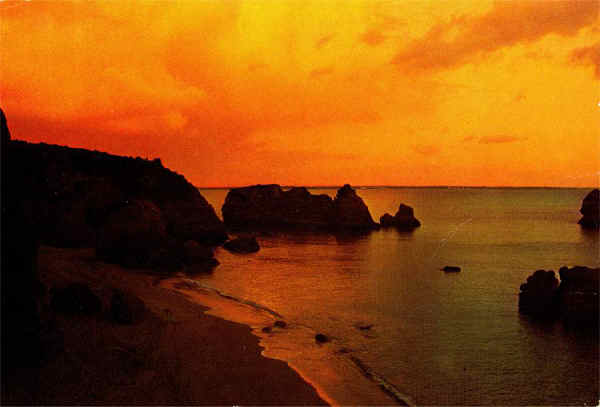 N� 253 -Portugal Algarve LAGOS Praia de D. Ana - Edi��o e fotografia de C�sar de S�, Av. �lvares Cabral, 40-6� D.t� T. 683172 Lisboa - S/D - Dimens�es: 14,6x9,9 cm. - Col. Gra�a Maia