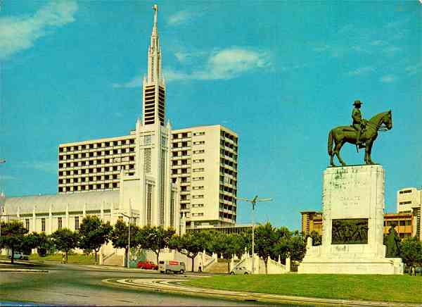 N.� L5 - LOUREN�O MARQUES Pra�a Mouzinho de Albuquerque Catedral Nossa Senhora da Concei��o - Edi��o da Casa Bayly, Louren�o Marques - S/D - Dimens�es: 14,75x10,7 cm. - Col. Manuel B�ia (1970).