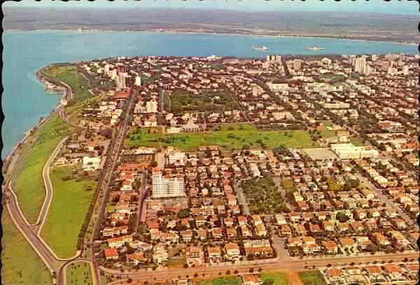 N.� 15 - LOUREN�O MARQUES Vista a�rea da Cidade, abrangendo os Bairros dos Cronistas, Polana e Maxaquene - Edi��o exclusiva para FOCARTE L�o Marques, Mo�ambique-Portugal Diapositivo a cores de Vasco Campos 52261-C - S/D - Dimens�es: 14,8x10,2 cm. - Col. Manuel B�ia (1970).