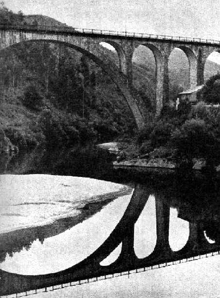 Paisagem da regi�o do Vouga, emoldurada pela bela obra arquitect�nica que � a Ponte do Caminho de Ferro no Po�o de S. Tiago, em Pessegueiro do Vouga.