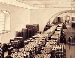 Sec��o com latas deconserva prontas para expedi��o. Clicar para ampliar.