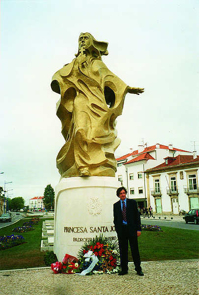 O Autor junto da est�tua de Santa Joana, inaugurada em 12 de Maio de 2002. - p�g. 47 - Clicar para ampliar.