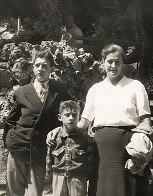 Com minha m�e e meu irm�o, Jos� Carlos, em 1950 no Bu�aco. - P�g. 8