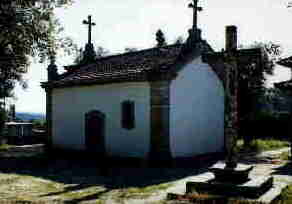 Cruzeiro junto da capela de Nossa Senhora das Necessidades, em Vilar de Besteiros.