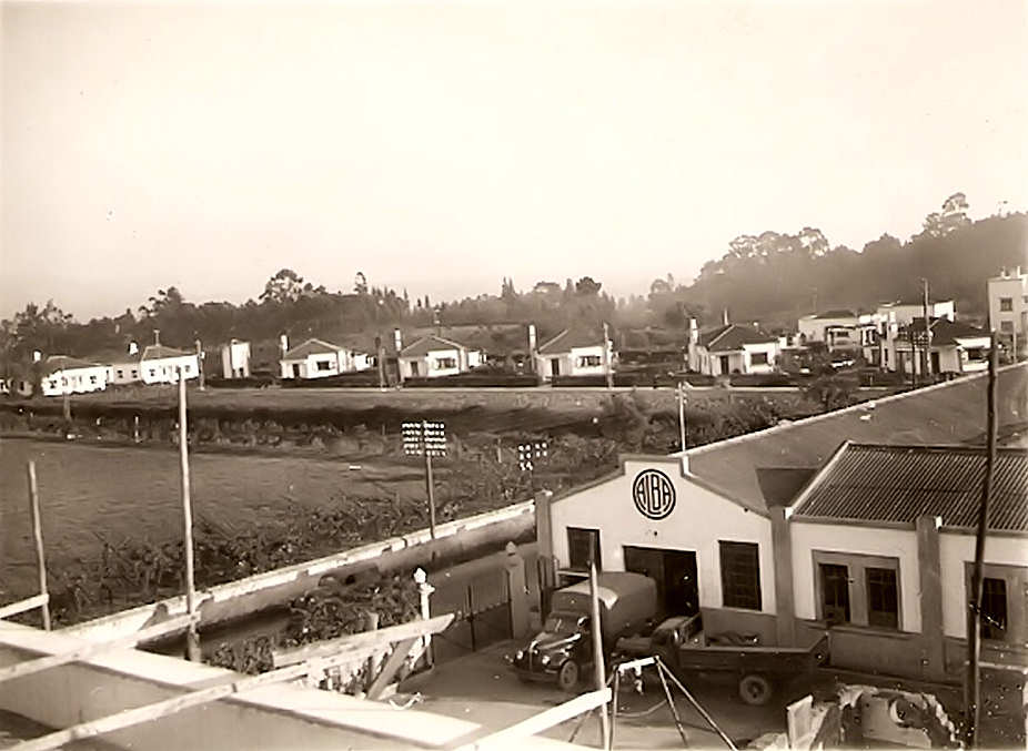 AMAAV: Bairro de casas de quadros superiores e aspecto da fábrica (1940)