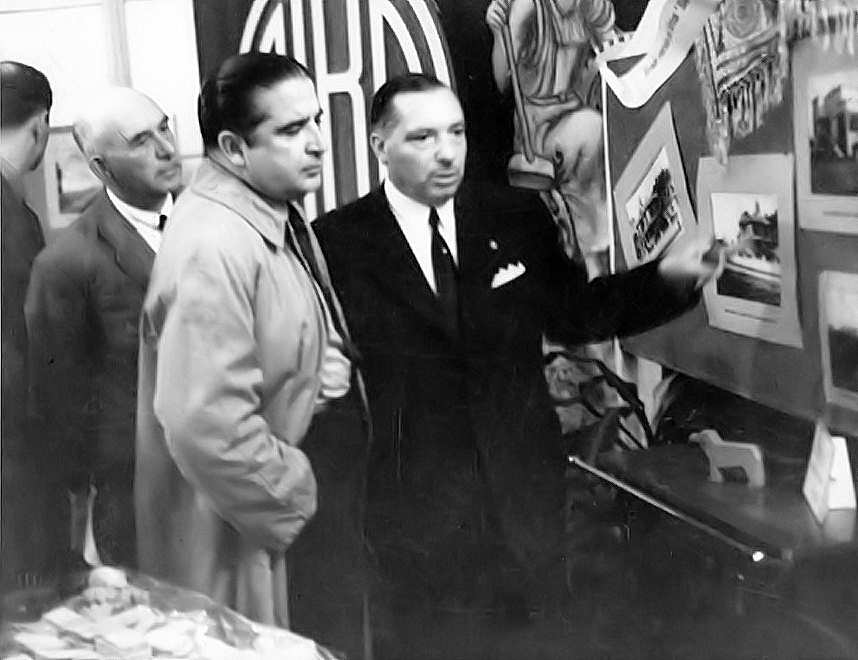 Exposição em Ponta Delgada, 1946, o Comendador Augusto Martins Pereira e o Governador Civil Capitão António Aniceto Santos (Governador 1945-54).