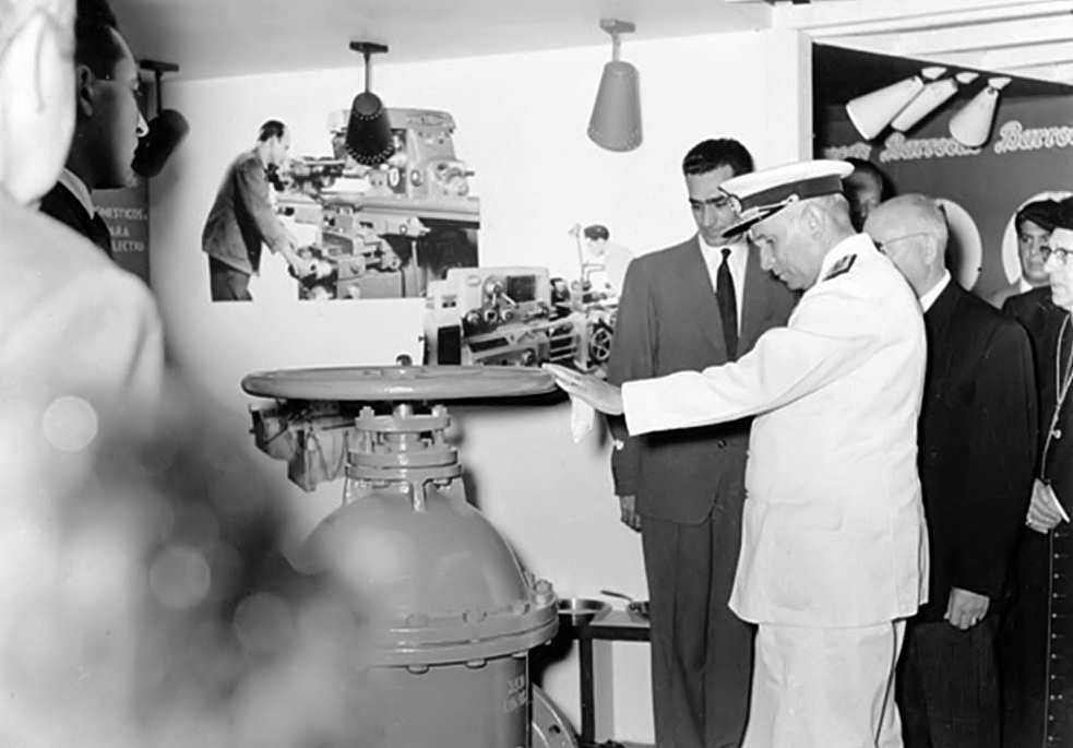 Num stand expositor António Augusto Martins Pereira (neto do Comendador Augusto Martins Pereira) e o Almirante Américo Tomás (anos 40-50).