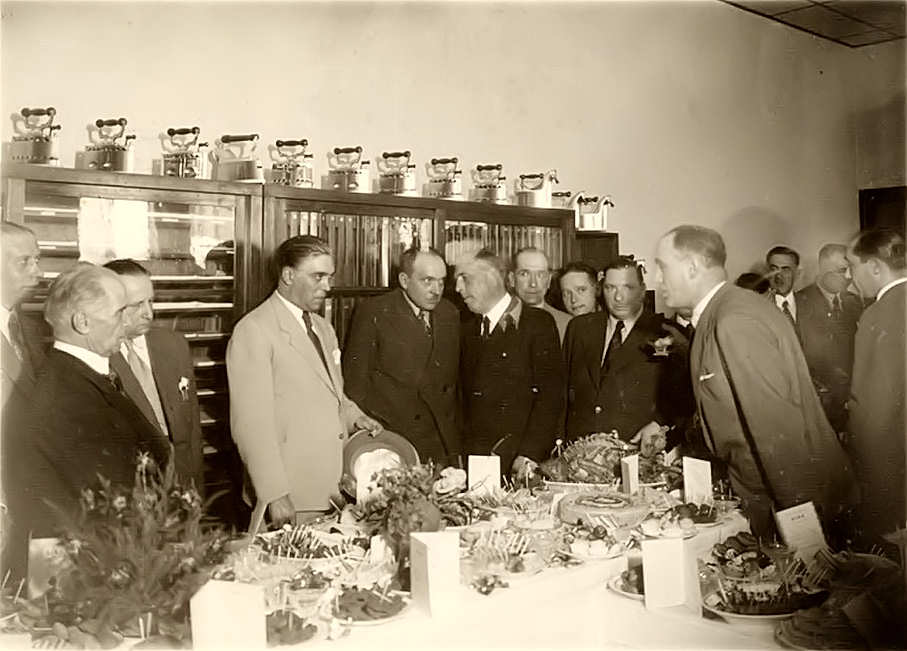Eng.º Duarte Pacheco, Ministro das Obras Publicas; Coronel Gaspar Ferreira, Governador Civil de Aveiro e Comendador Augusto Martins Pereira numa recepção nas suas fábricas (1932-1936).