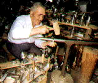 Artes�o trabalhando o metal - Arte da latoaria.