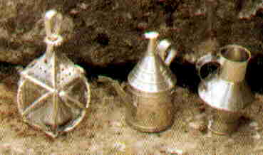 Objectos t�picos em folha de Flandres: Lanterna, almotolia e medida.