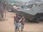 Crian�as junto de tanques abandonados. 2005
