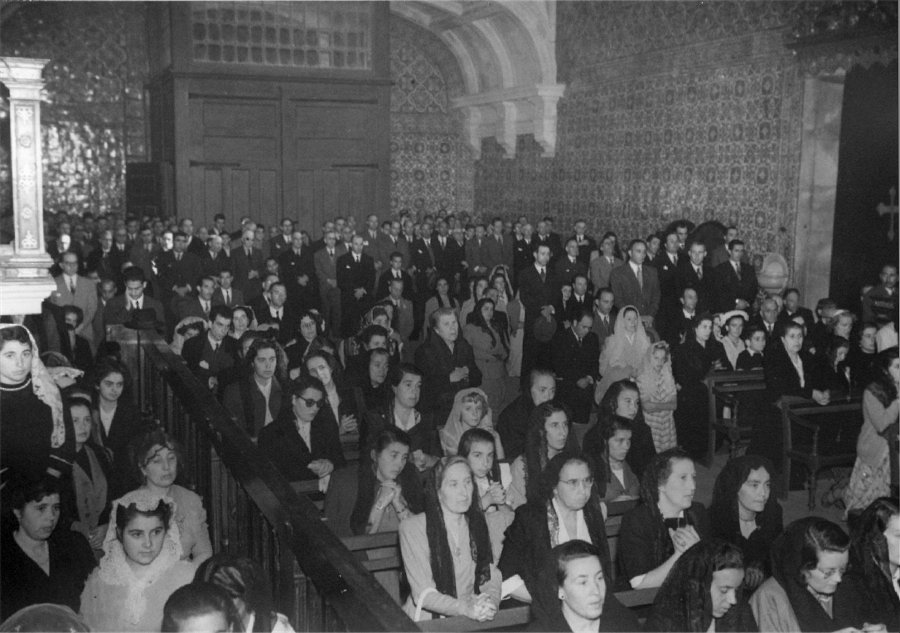 Durante a celebra��o da missa, na Igreja da Miseric�rdia, em 1952.